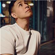 Soy un nativo tanto en inglés como en castellano, abierto para todo el público que quiera comenzar de cero o reforzar sus idiomas